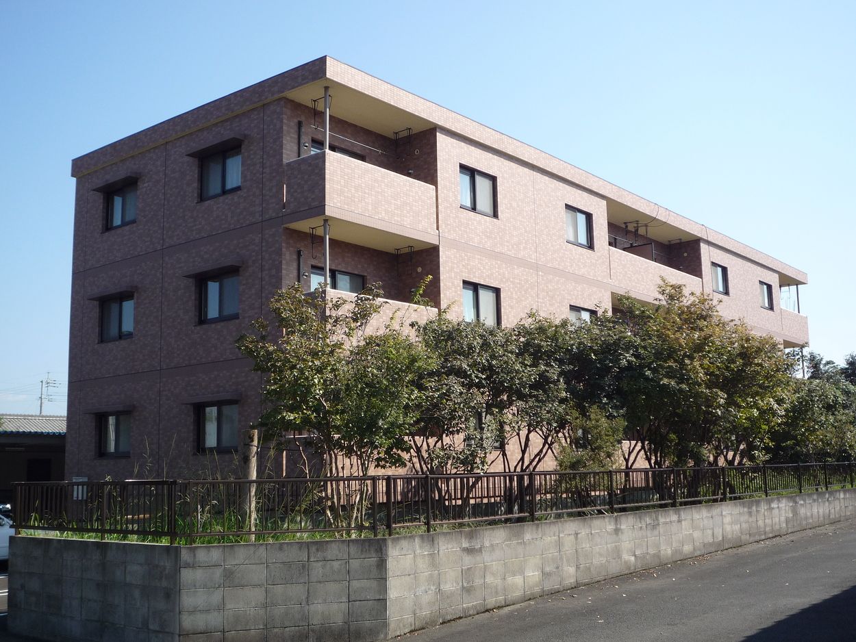 屋根付き駐車場・物置付で便利!!
丈の長い衣類も楽に扱えるクローゼットは便利です。
好評のエアコン付きの物件なので、快適な暮らしが楽しめます。
暮らしに役立つインターネット無料の物件。
&nbsp;
『ポータルサイトや他社サイトで気になるお部屋がございましたらお気軽にご相談ください』